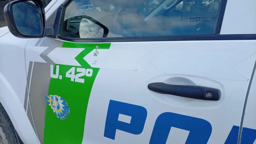 Un móvil policial sufrió daños materiales producto de un impacto de una piedra. Foto: Gentileza ANB