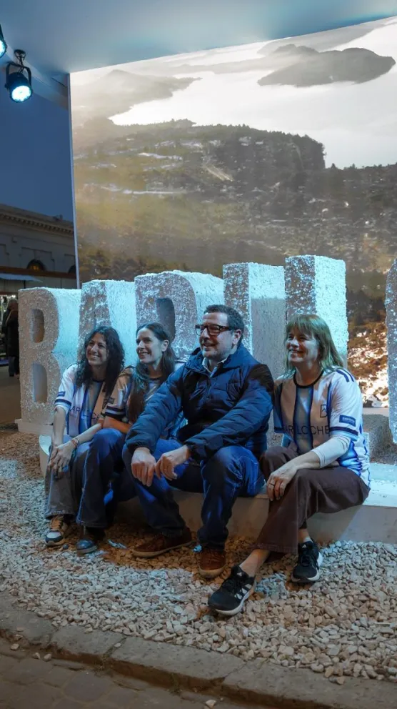 Las icónicas letras que forman la palabra BARILOCHE también funcionaron como un punto de encuentro para fotografías familiares. Foto: Prensa EMPROTUR.