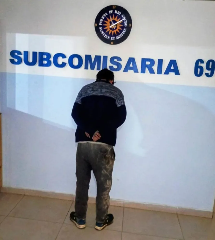 Los ladridos de los perros advirtieron al dueño del lugar sobre la presencia del delincuente. Fotos: Policía de Río Negro.