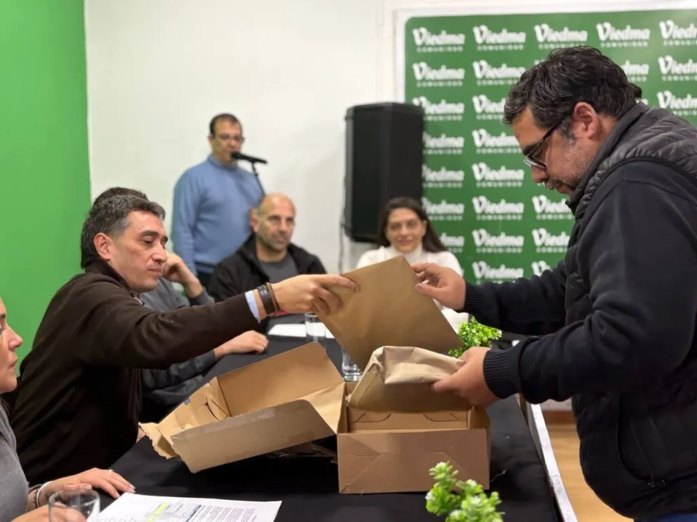 La iniciativa contempla la pavimentación de 17 cuadras distribuidas en cuatro barrios. Foto: Municipalidad de Viedma. 