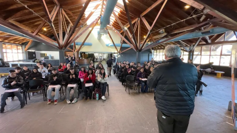 El intendente encabezó el acto de entrega de certificados. Foto gentileza 