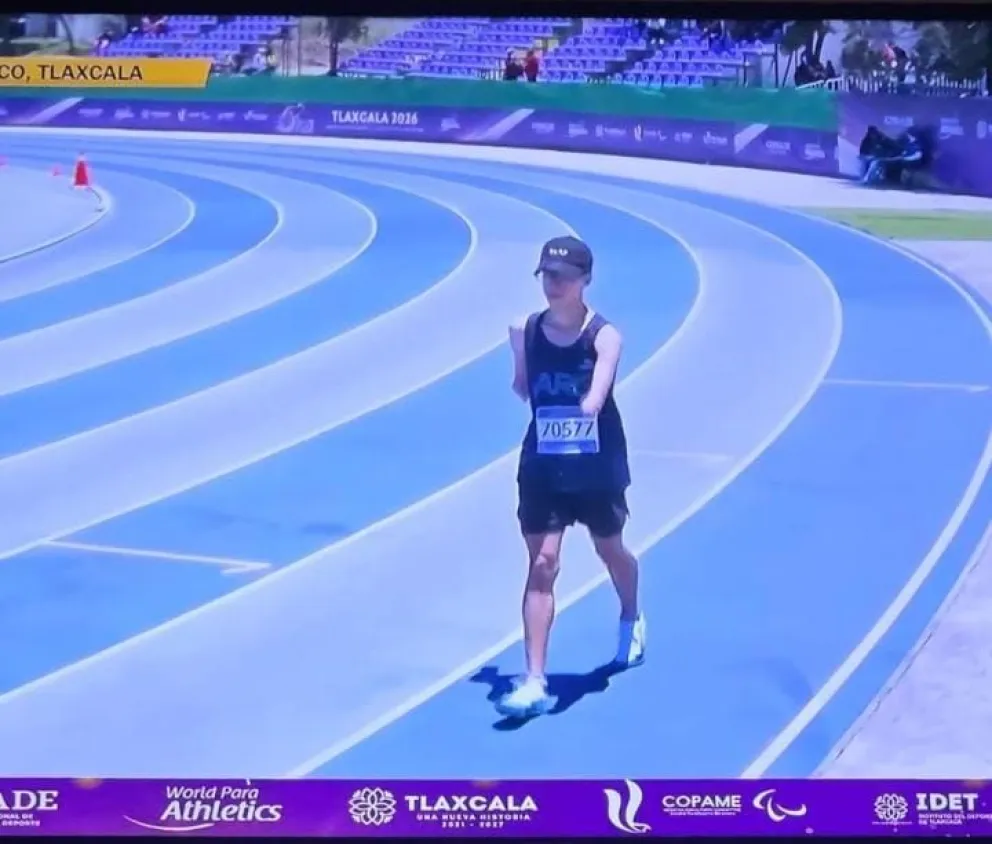 Bauti con la celeste y blanca en la pista mexicana. Ya tiene su primera marca internacional. Foto: gentileza.