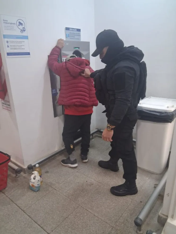 El hombre fue detenido al intentar sustraer mercadería de un supermercado. Foto: Policía de Río Negro.