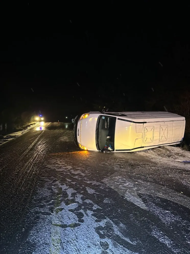 La camioneta volcó a la altura del kilómetro 2024 de la Ruta Nacional 40. Foto: Gentileza. 