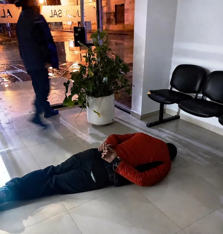 El sospechoso tenía en su poder una mochila que contenía diversos elementos que habría sustraído de las oficinas. Foto: Policía de Río Negro.