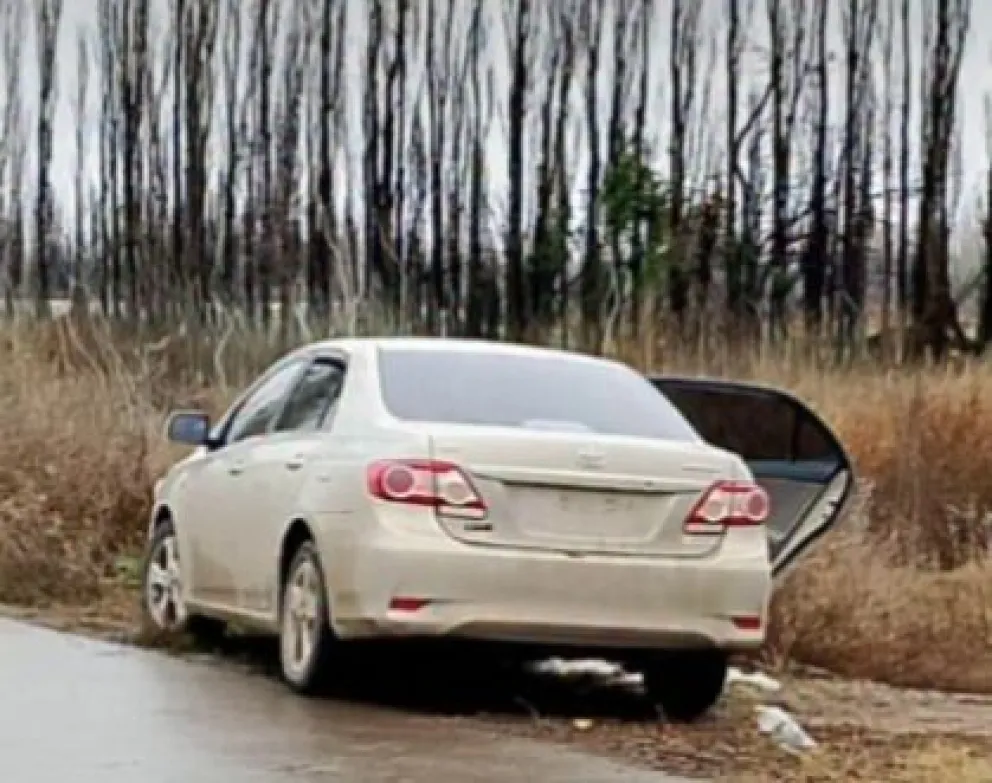 El cuerpo estaba en el interior de un Toyota Corolla ubicado sobre la colectora de la Ruta Nacional 22