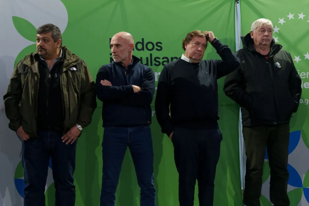La apertura de sobres se realizó en medio de la nevada que afecta a nuestra ciudad. Fotos: Marcelo Martínez 