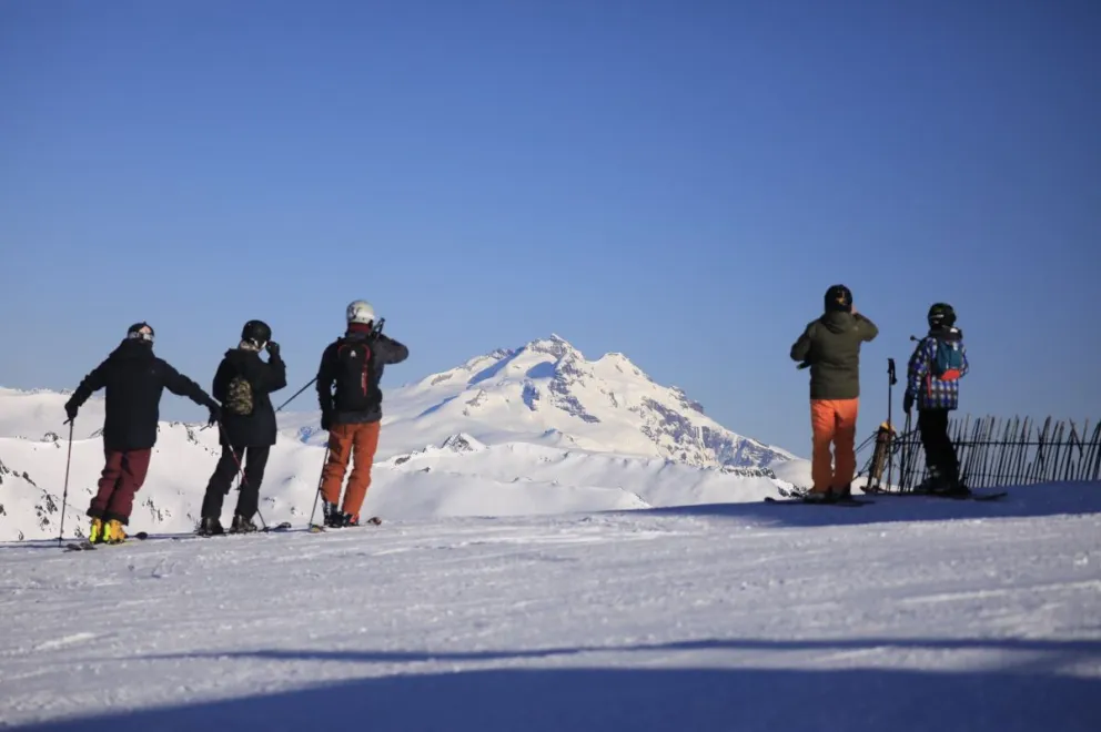 Desde hoy, suma la apertura de nuevos medios de elevación en el sector superior de la montaña. Foto: Catedral Alta Patagonia. 