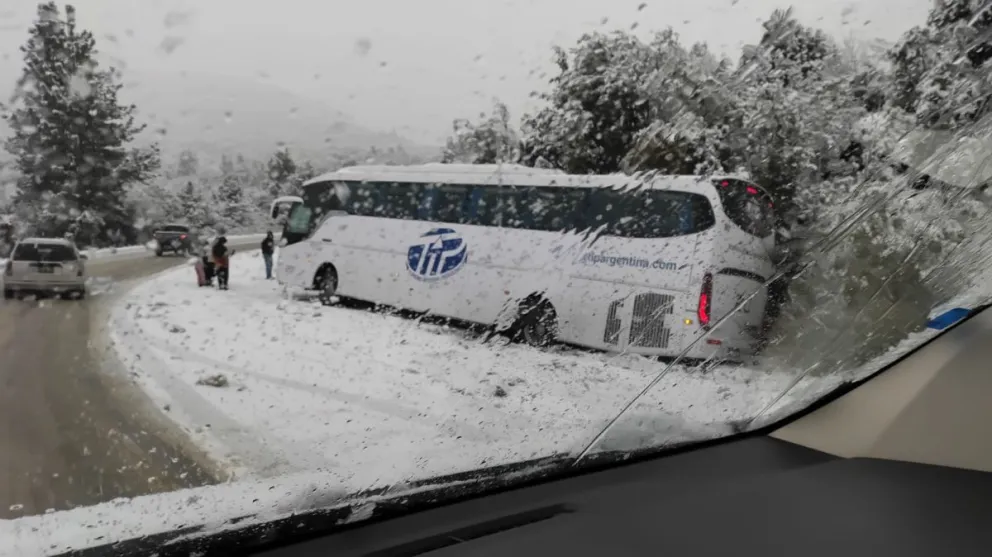 Las nevadas continuarán el sábado con ráfagas de viento de hasta 60 kilómetros por hora. 