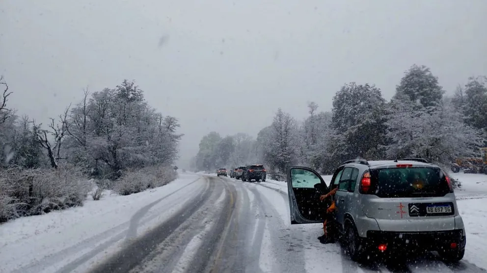 La nevada comienza a complicar la situación para transitar. Foto gentileza PNNH
