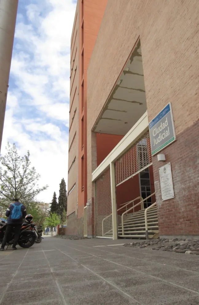 El imputado quedó registrado en las cámaras de seguridad en el momento del ataque. 