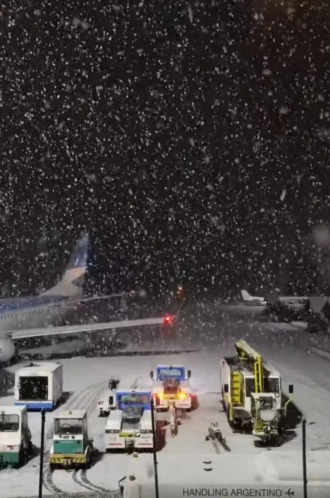 La nevada generó complicaciones y demoras en los vuelos.