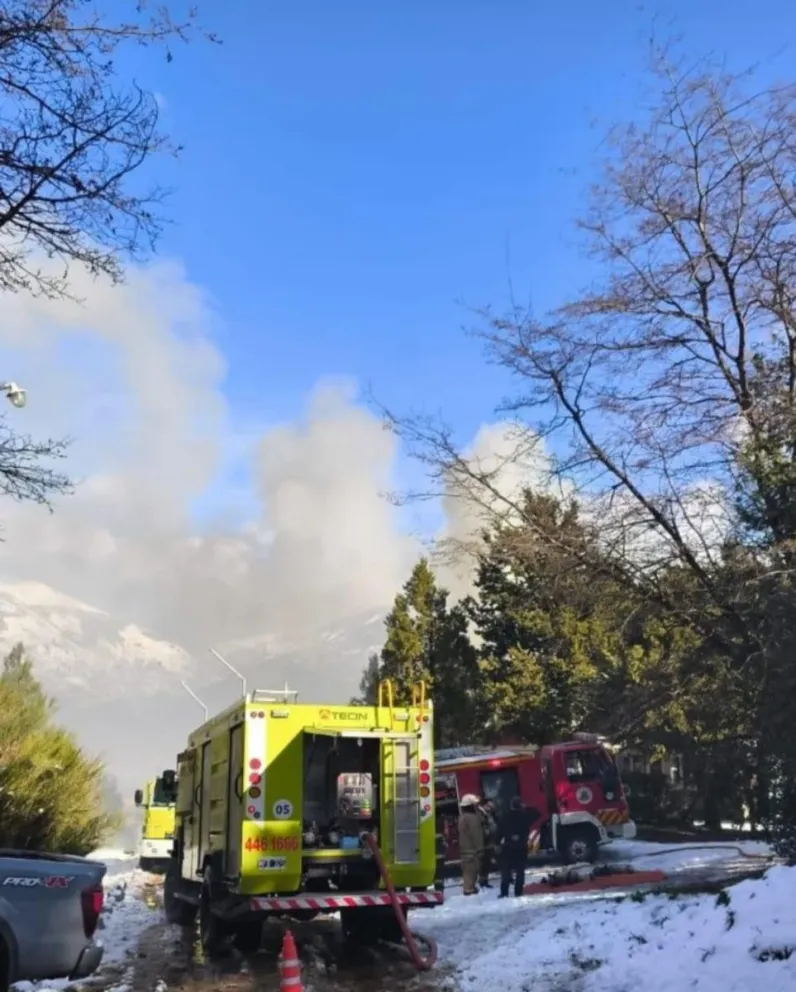 Pese a los graves daños materiales, la familia logró evacuar a tiempo y no se registraron heridos.