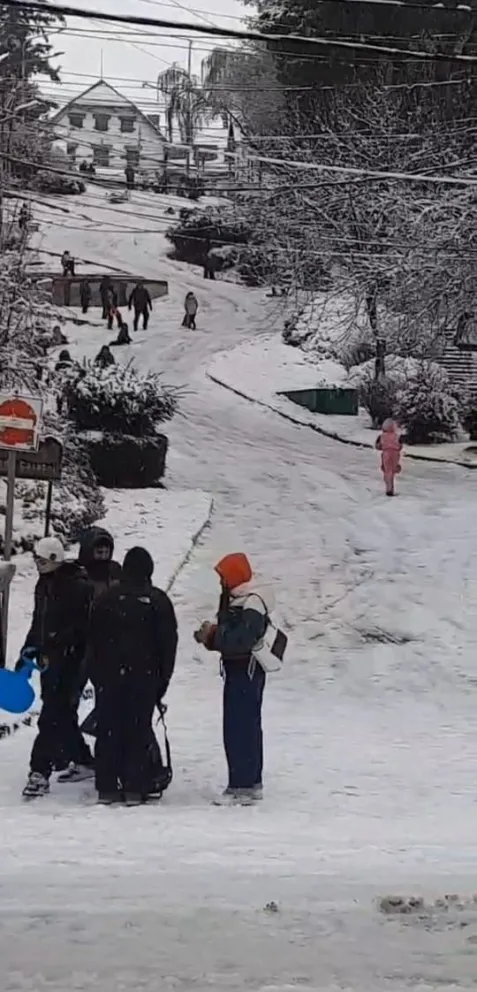 La pendiente en zig zag de la calle John O'Connor, entre Moreno y Mitre se convirtió en una insólita pista de esquí. 