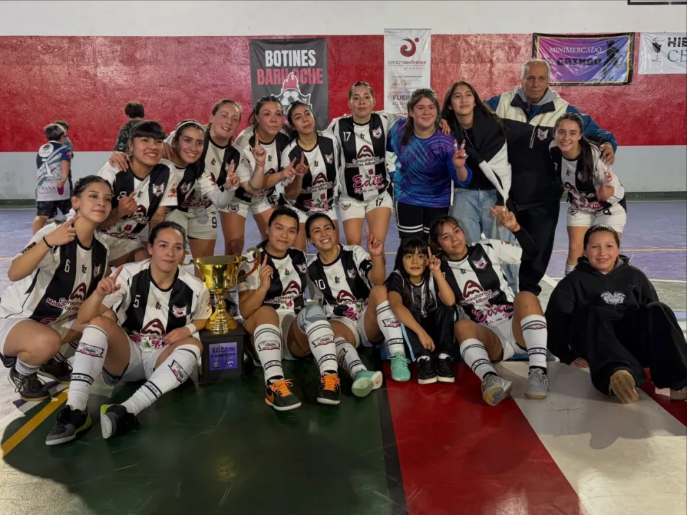 Luna Park, en lo más alto de la Copa Bariloche del futsal femenino. Foto: Bajo la Suela.