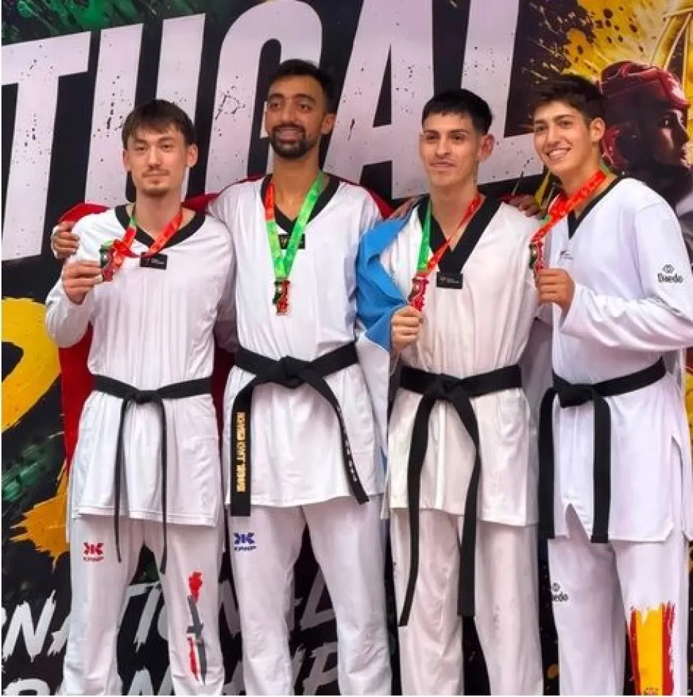 José Luis (el segundo de derecha a izquierda) en otro gran podio internacional. Foto: gentileza.