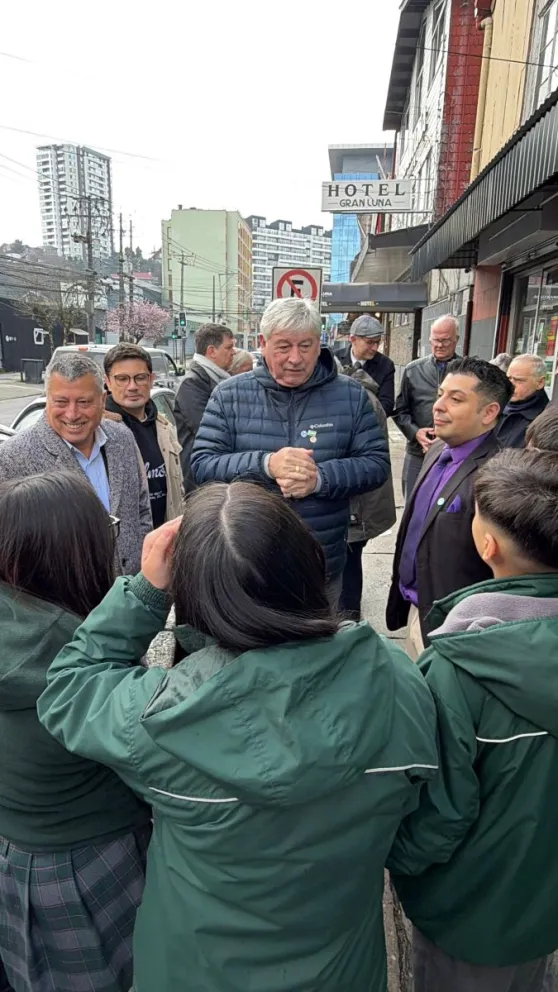Las autoridades de ambas ciudades recorrieron juntos el inmueble ubicado a pocos pasos de la Municipalidad de Puerto Montt. Fotos: ANB.