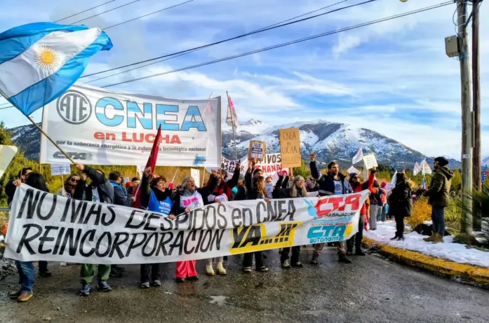 En Bariloche, la jornada incluyó una protesta en las afueras de Intectnus. Foto gentileza. 