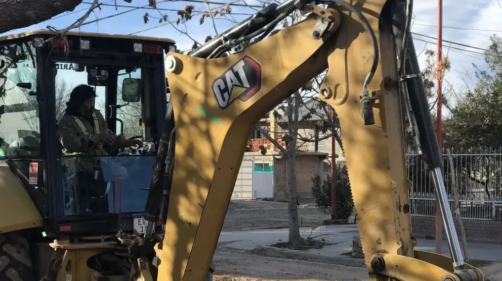 Los trabajos optimizarán el funcionamiento de la red cloacal en este sector de Cipolletti.
