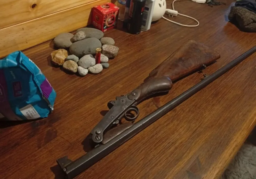 La policía secuestró una escopeta y cartuchería que se encontraban en la propiedad del hombre detenido. Foto gentileza