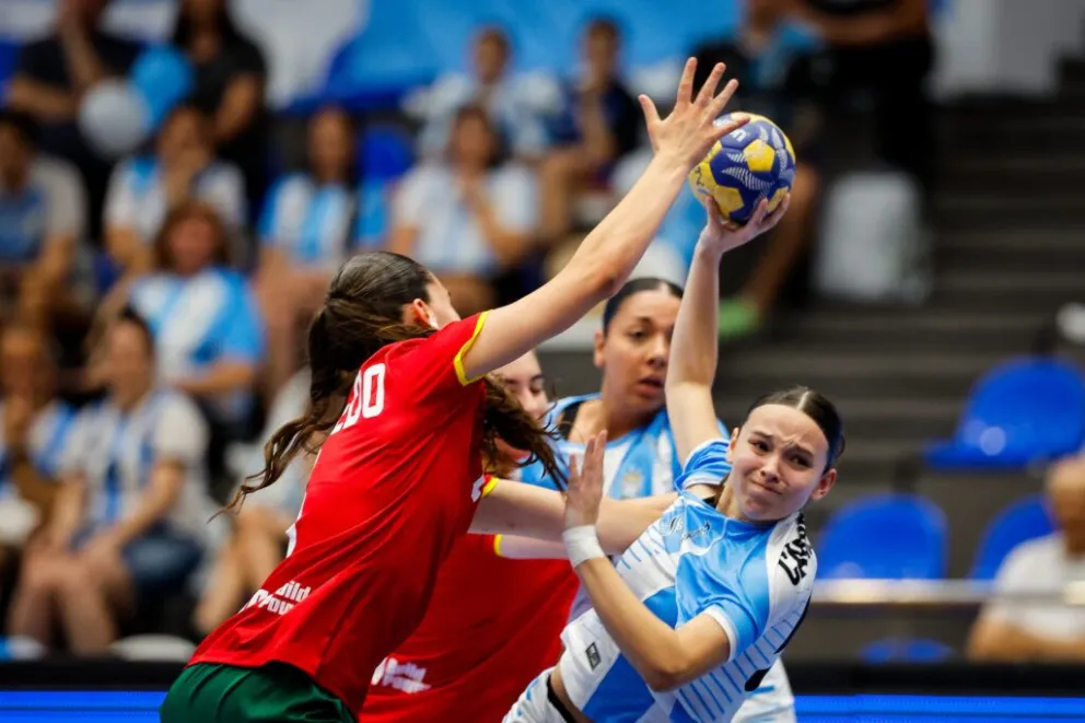 Argentina no pudo en el debut en Rumania. Hay presencia rionegrina en el plantel nacional. Foto: gentileza.