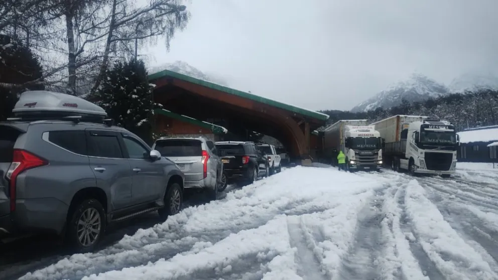 Gran acumulacipon de nieve y hielo en el paso fronterizo con Chile. Foto: ANB.