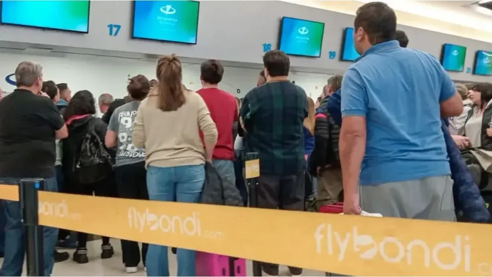Con cancelaciones masivas, una flota reducida y miles de pasajeros afectados en distintos aeropuertos del país.