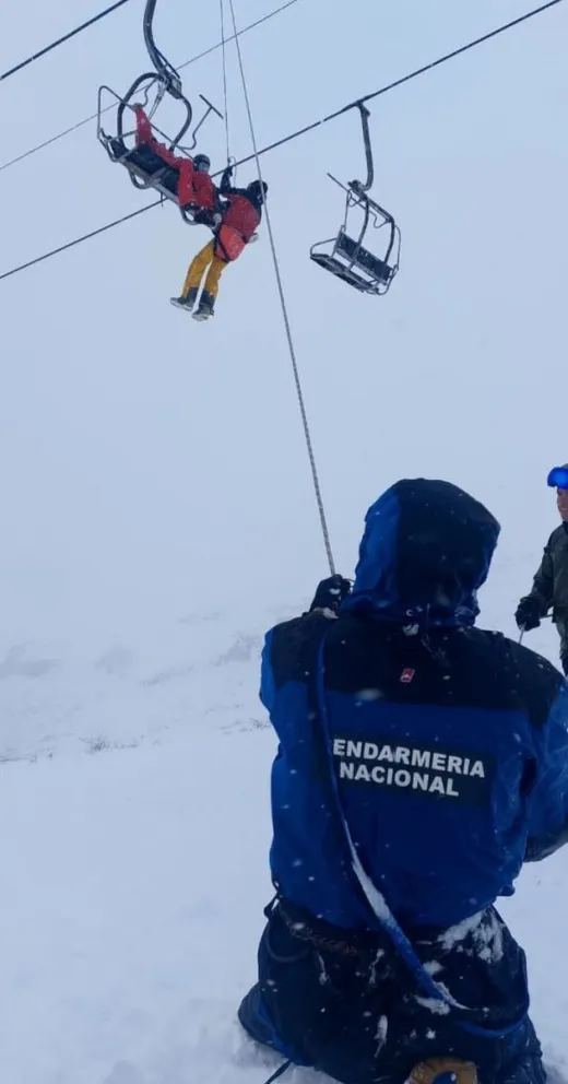  El Grupo Especializado en Alta Montaña (GEAM) se movilizó hacia la pista “El Pehuen”. 