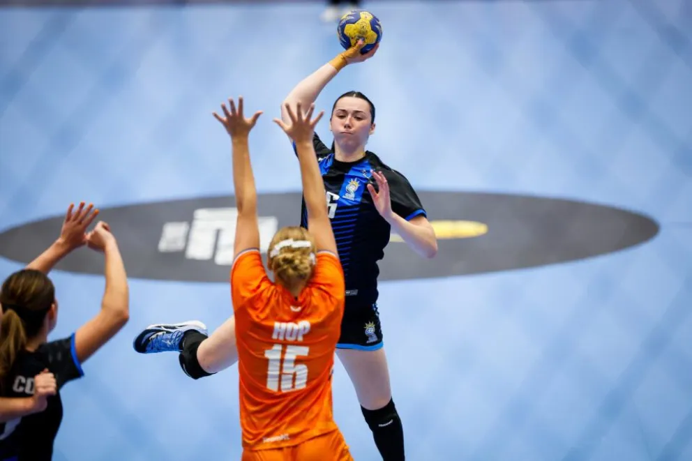 Las chicas argentinas hicieron un buen partido ante las nerlandesas. Foto: Confederación Argentina de Handball.