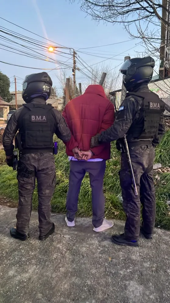 En dos hechos diferentes, efectivos policiales reconocieron a personas requeridas por la Justicia. Foto: Policía de Río Negro.