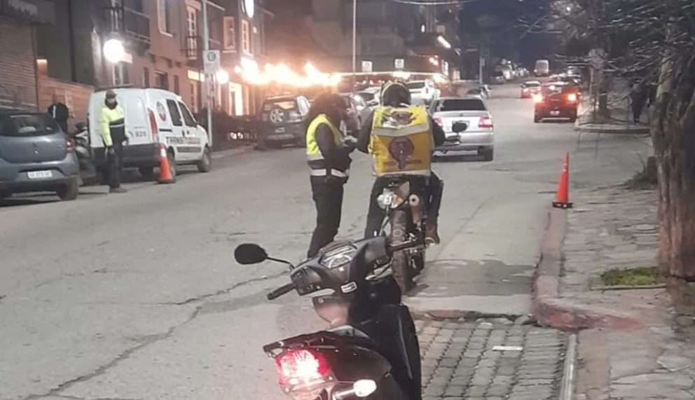 Los controles se realizaron en diferentes puntos de la ciudad. Foto: Municipalidad de Bariloche. 