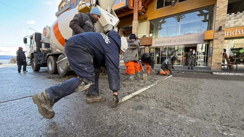 Las calles continuarán cerradas al tránsito durante unos días para permitir el fraguado del material. Fotos: Municipalidad de Bariloche. 