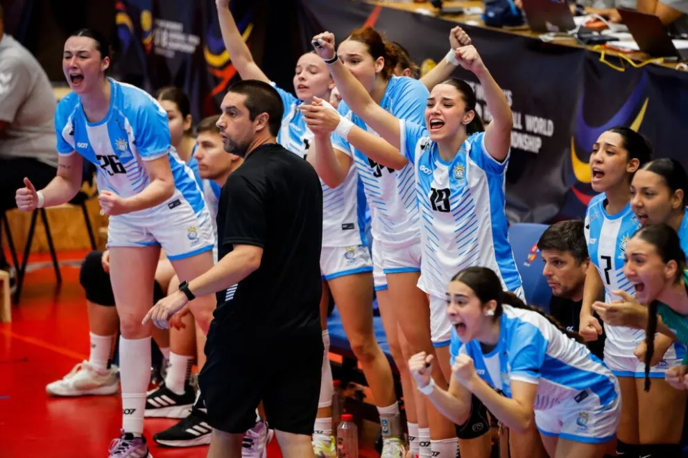 Las juveniles argentinas festejaron el primer triunfo en Rumania. Foto: CAH.