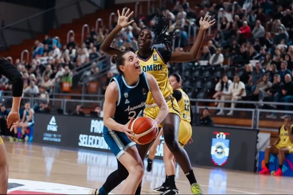 Sol Castro ataca el aro colombiano. La riocoloradense marcó 4 puntos en el debut. Foto: FIBA BASKETBALL.