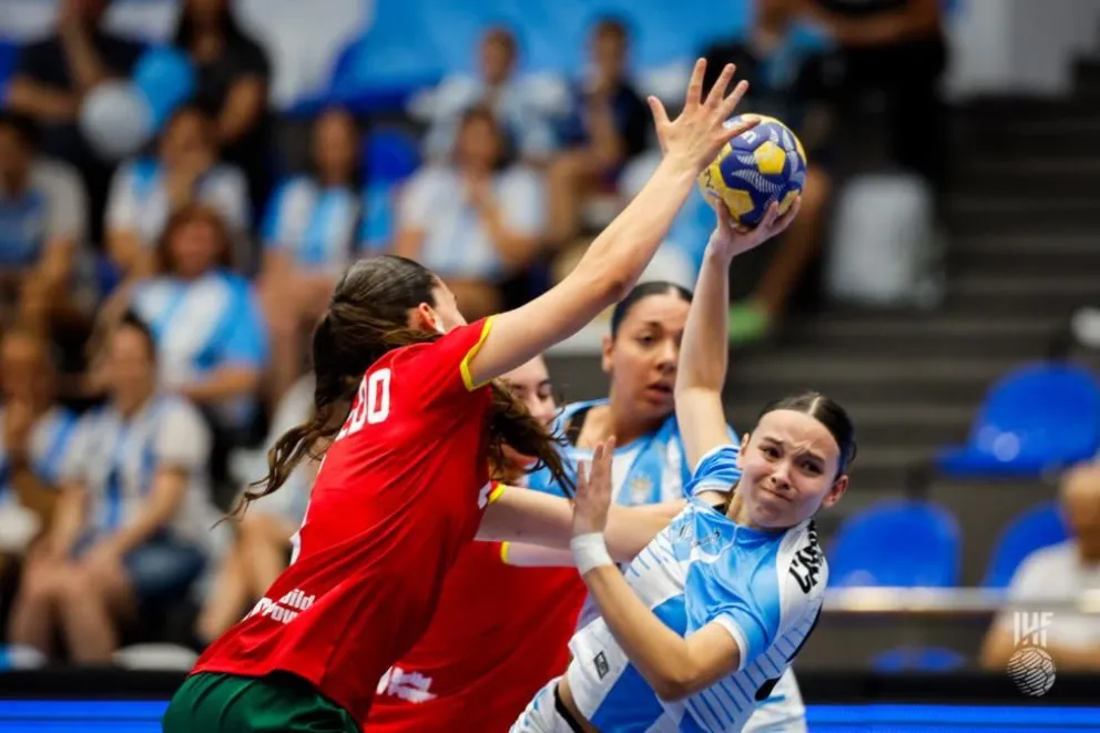 Melina Cabrera brilló, fue goleadora y elegida la mejor del partido. Foto: archivo CAH.