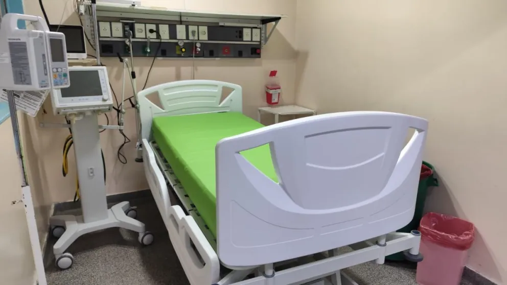 La cama eléctrica cuenta con múltiples posiciones que facilitan la asistencia de pacientes con movilidad reducida o que requieren ventilación mecánica. Foto: Gobierno de Río Negro.