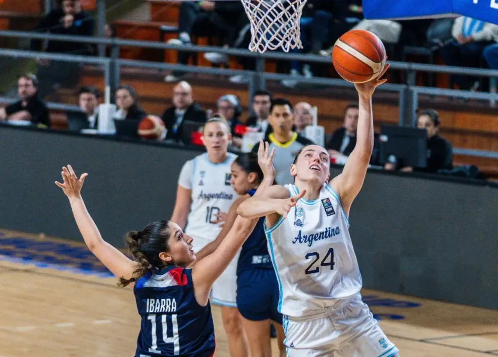 Sol Castro se eleva y anota otro doble. La riocoloradense tuvo un buen juego ante Paraguay. Foto: CABB.