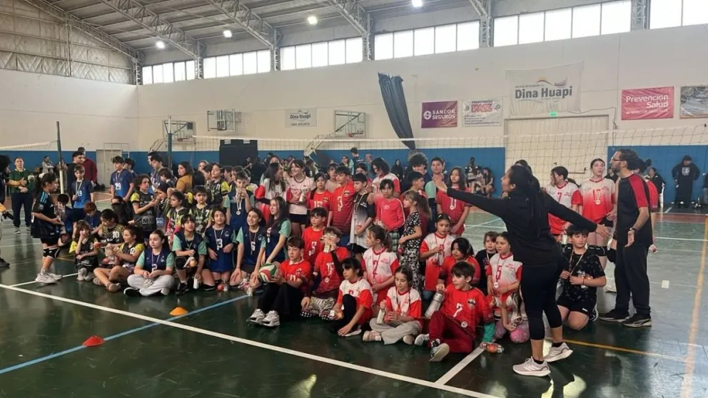 El "poli" de Dina Huapi se llenó de risas y alegría y por supuesto, mucho voley. Foto: gentileza.