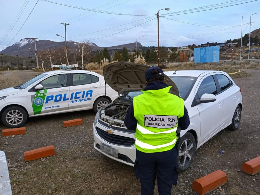 El procedimiento se concretó cuando el rodado, que se desplazaba desde Dina Huapi con destino a Villa La Angostura. Foto: Policía de Río Negro.