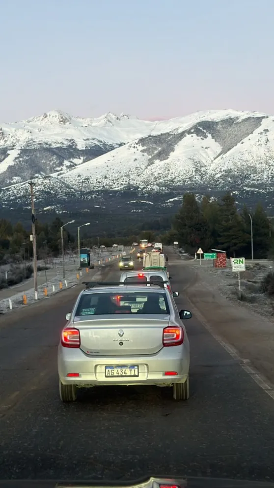 Las filas de autos se extienden desde Pioneros y Bustillo.