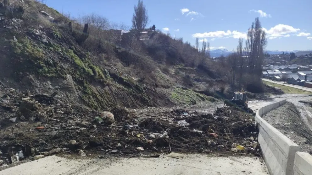 La acumulación de agua durante los últimos días habría debilitado ese sector del terreno. Foto gentileza 