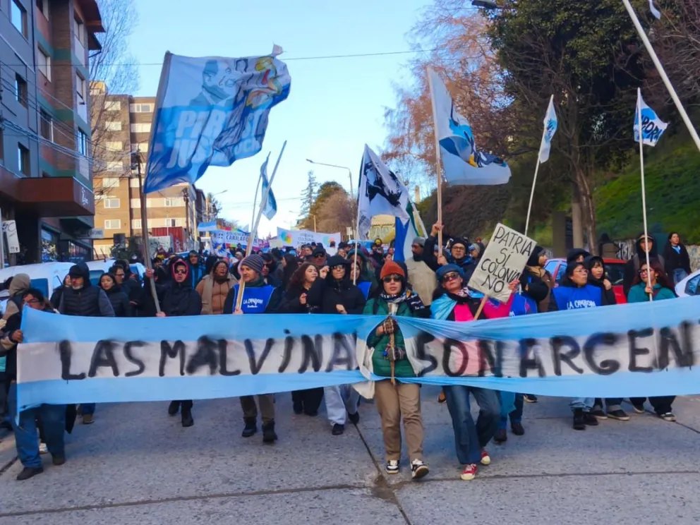 La marcha ya circula por el centro de la ciudad. Foto ANB