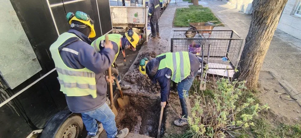 El Municipio refuerza y continúa con las labores de desagote y limpieza de bocas de tormenta, desagües y calles.
