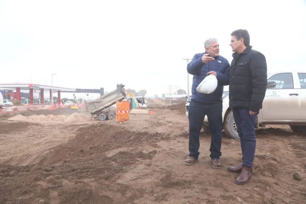 Los trabajos se concentran en el viaducto. Alejandro Nicola y Mariano Gaido durante un recorrido por las obras.
