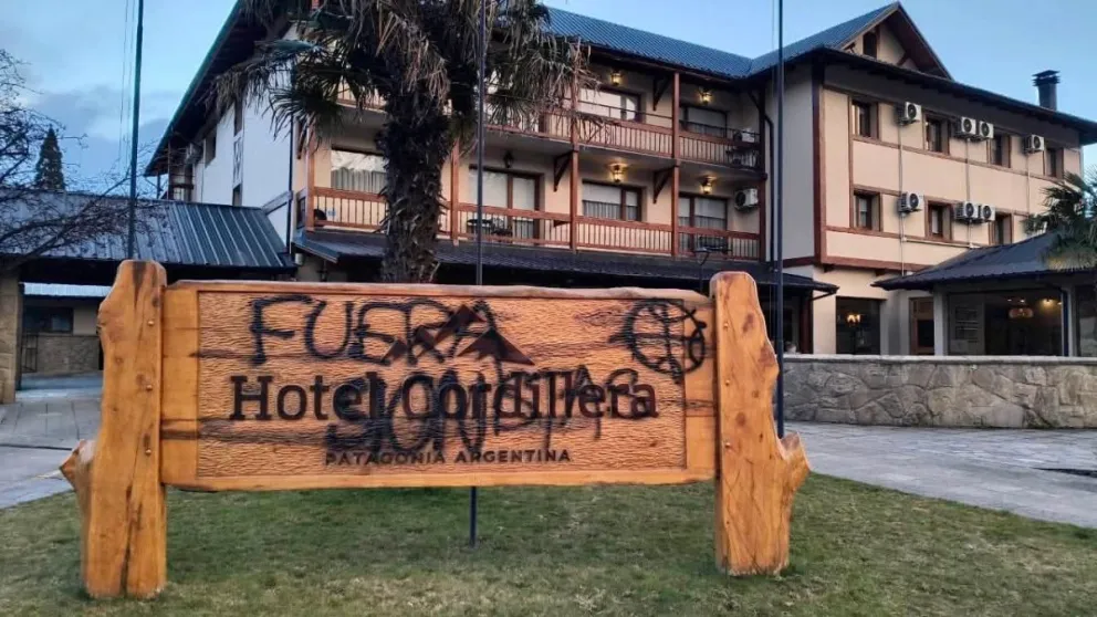 Algunos edificios y carteles céntricos de El Bolsón fueron pintados con grafitis durante la marcha.