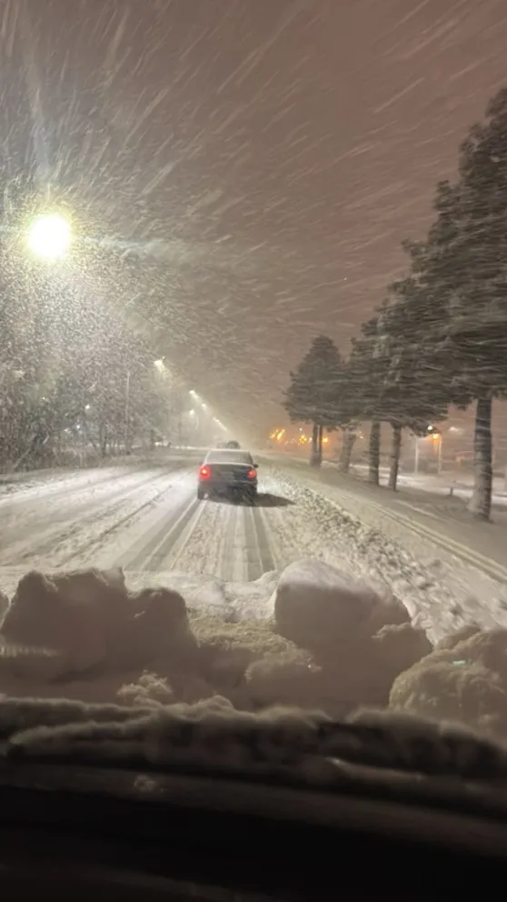 Los sectores Este y Centro se registra calzada húmeda, en la zona Sur y en la avenida Circunvalación la acumulación de nieve es persistente.