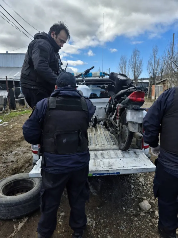 El procedimiento se realizó el jueves por la mañana en el barrio Arrayanes. Foto: Policía de Río Negro.