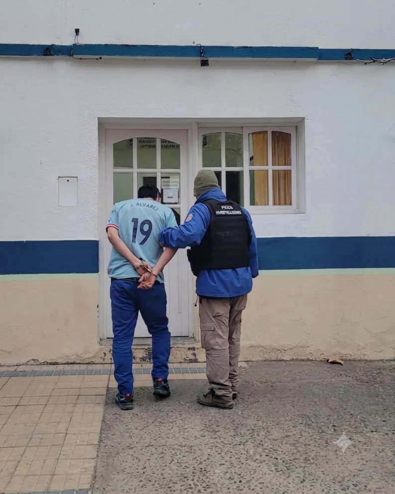 Se realizaron allanamientos que derivaron en la demora del presunto autor y el secuestro de elementos de interés para la causa. Foto: Policía de Neuquén.