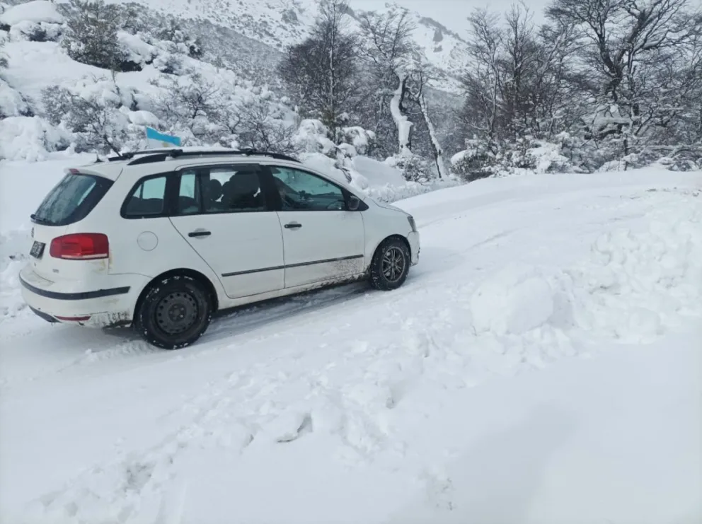 ¡Un peligro! automóviles bajos, sin cadenas y sin elementos básicos de seguridad fueron vistos circulando sobre caminos con nieve acumulada. Fotos gentileza. 