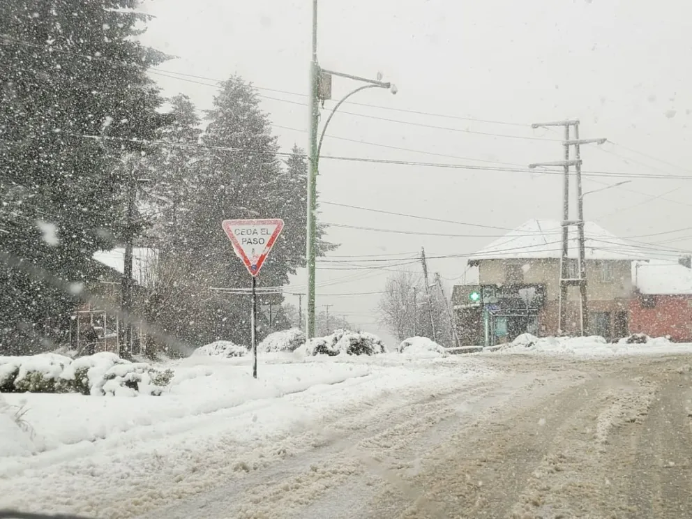 Las bajas temperaturas complican el normal transitar de la ciudad. Solicitan extrema precaución. Foto ILUSTRATIVA ANB